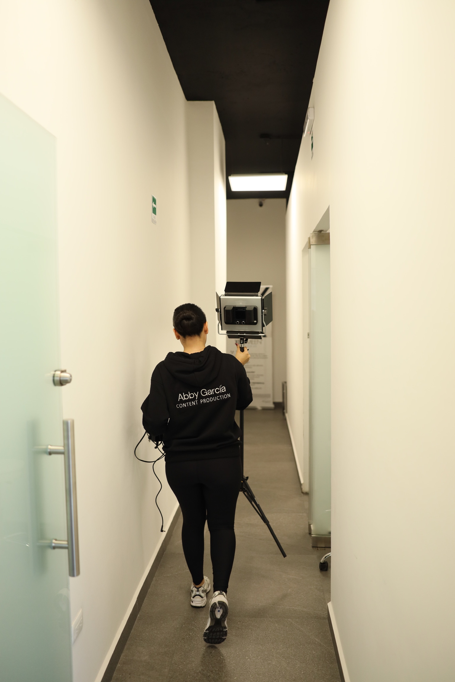 Abby transportando equipo durante una producción