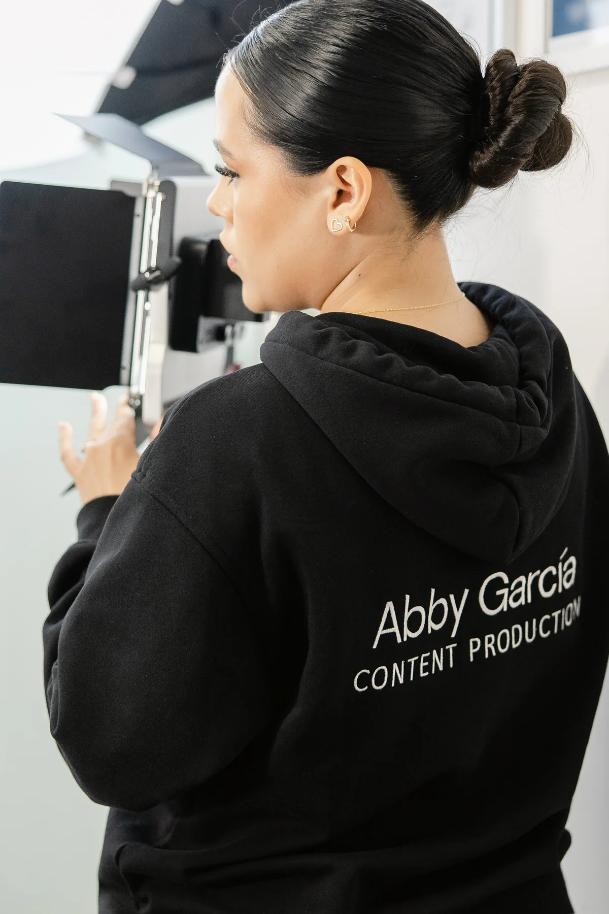 Abby durante una producción de contenido