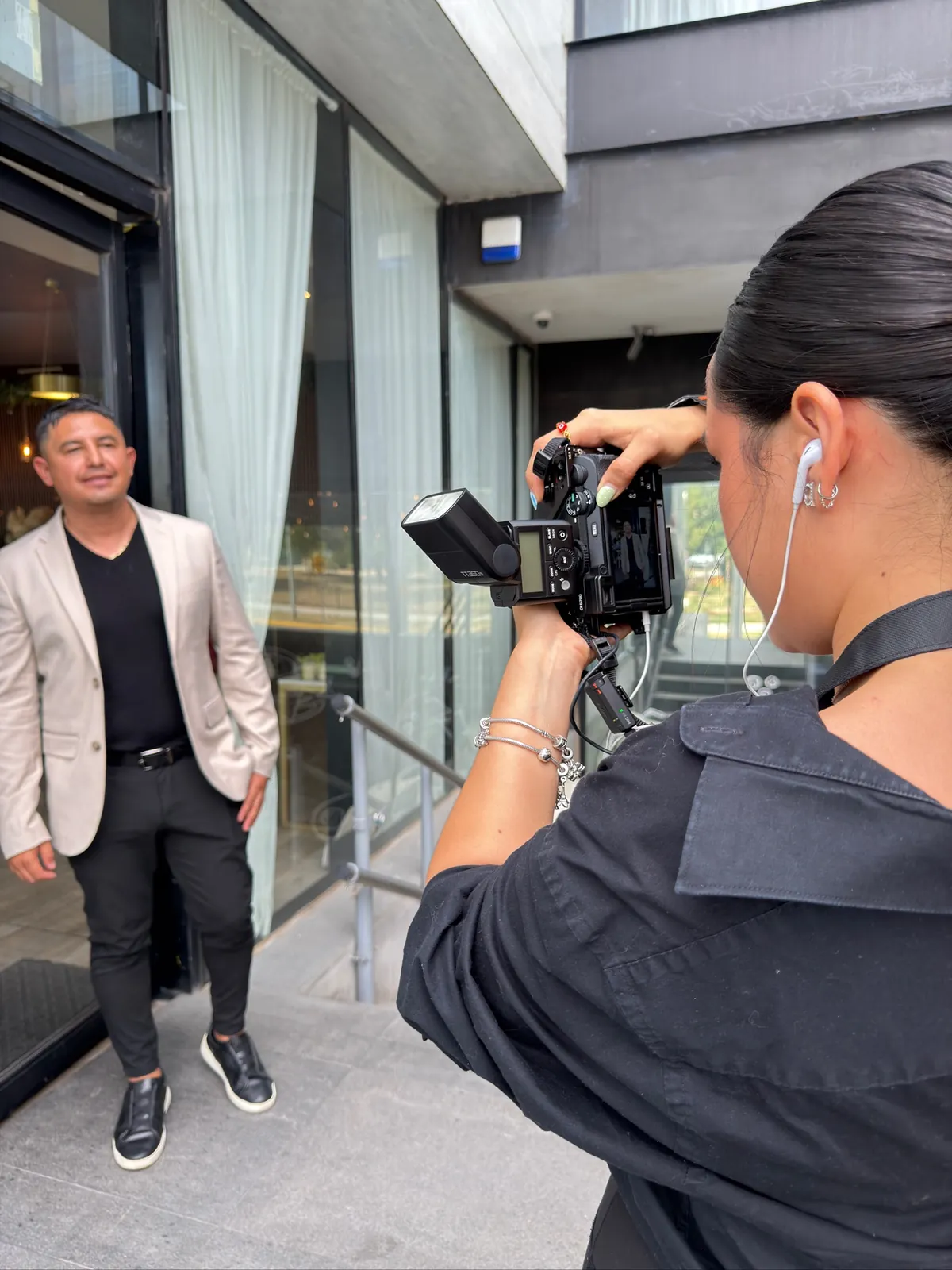 Abby fotografiando a un cliente